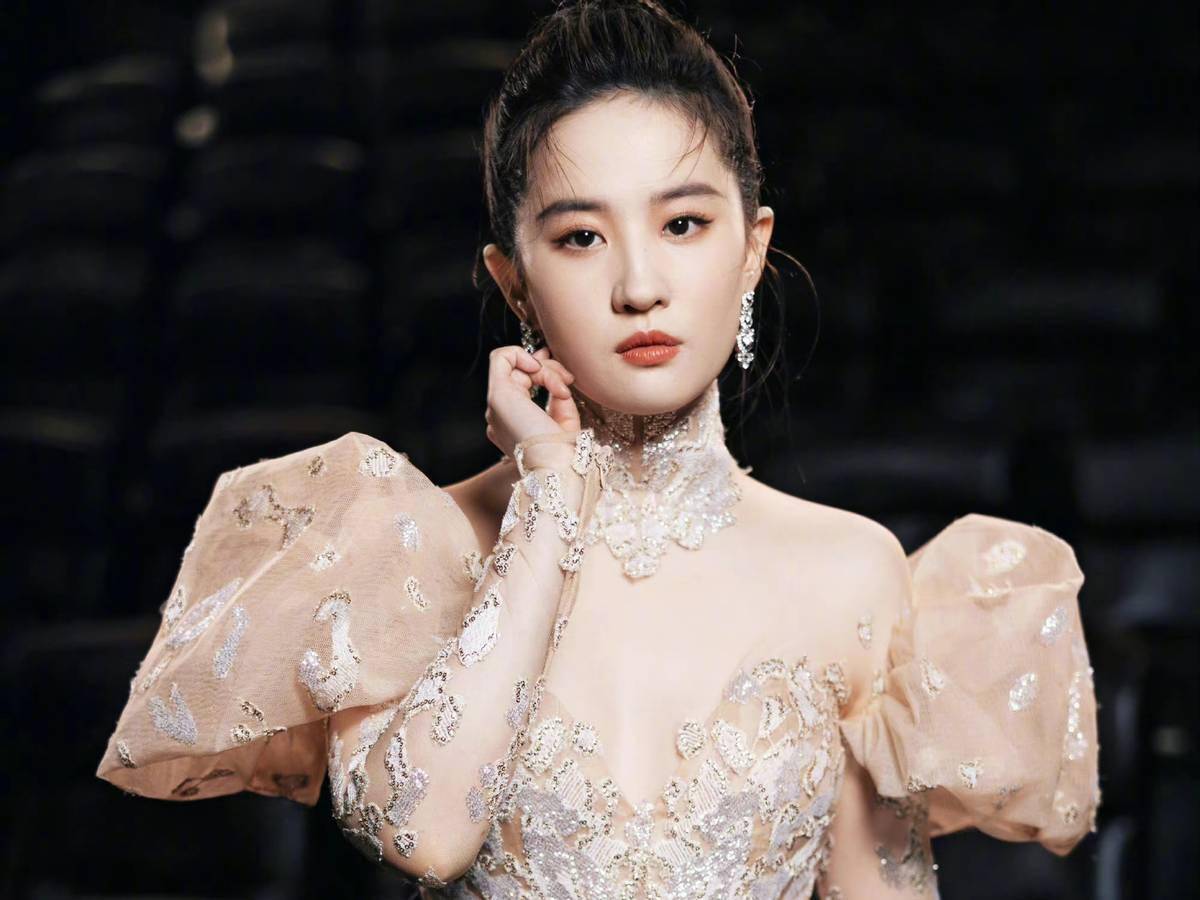 娱乐圈没整过容的明星_被整容耽误的女明星_赵樱子整容前后对比