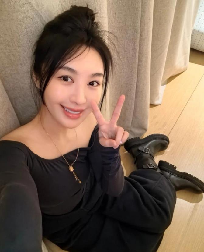 黄晓明新恋情 胡冉儿 黄晓明感情史_娱乐圈公布恋情的明星