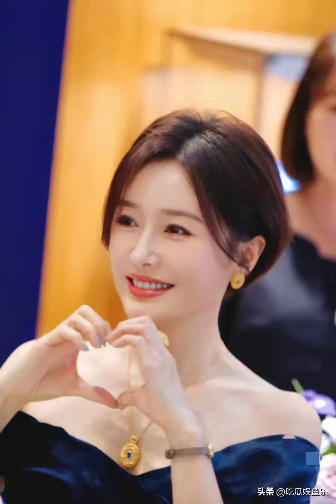 秦岚应采儿同框神秘女星_娱乐圈珍贵合影_十多年前合影里无人认出的C位美女